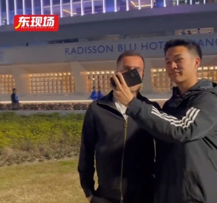  塞爾吉尼奧現(xiàn)身上海八萬人體育場，并與球迷親切打招呼合影