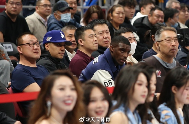  真籃球迷！國(guó)安外援法比奧攜玉昆外援科斯塔來(lái)到五棵松觀戰(zhàn)CBA